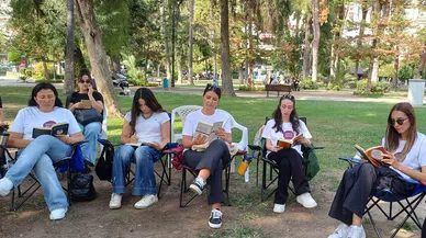 Teknoloji bağımlılığına dikkat çekmek için parkta kitap okudular