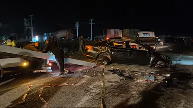 2 otomobil ve 1 traktörün karıştığı zincirleme kaza: 4 ölü, 3 yaralı