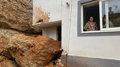 Aşırı Yağış Sebebiyle Kopan Kaya Parçası Evin Kapısına Çarptı