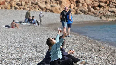 Montlarıyla Geldiler, Isınmak İçin Denize Girdiler