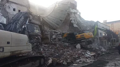 Bina Yıkımında Kepçe Molozların Altında Kaldı