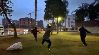 Müezzin ve Cemaati Camiye Sokmayan Eli Bıçaklı Şahıs, Namazı Kaçıran Cemaat Tarafından Taşla Böyle Kovalandı