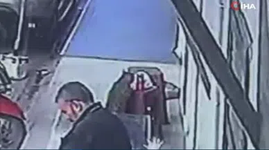Adana'da Güldüren Görüntü: Kedi İşçinin Dönerini Çaldı