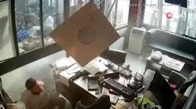 Temizlik İçin Çıktığı Asma Tavan Çöktü, Kendini Yerde Buldu