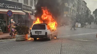 Park Halindeki Otomobil Alev Topuna Döndü