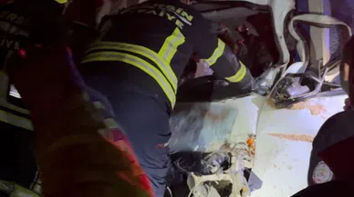 İtfaiye Ekipleri Zamanla Yarıştı, Sıkışan Sürücü Böyle Kurtarıldı