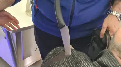 Çocuklarının Yanında Diş Hekimini Bıçakladı, Çocuklarını Bırakıp Kaçtı