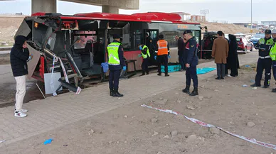 Belediye Otobüsü Tırla Çarpıştı: 1 Ölü, 1 Yaralı