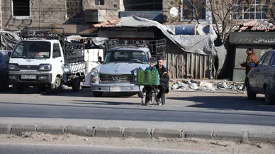 Suriye'de Benzini Seyyar Satıcılar Satıyor
