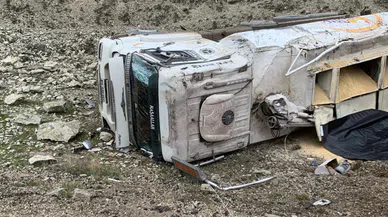 Yem Yüklü Kamyon Devrildi: 1 Yaralı