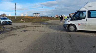 Servis İle Otomobil Çarpıştı: 10’u Öğrenci 15 Yaralı