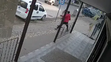 Yolda yürüyen kadın saldırıya uğradı, o anlar kameraya yansıdı