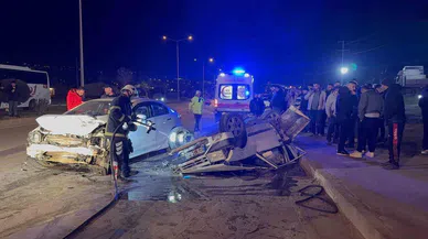 Fiat Tofaş Kazada Demir Yığınına Döndü, 3 Kişi Yaralandı