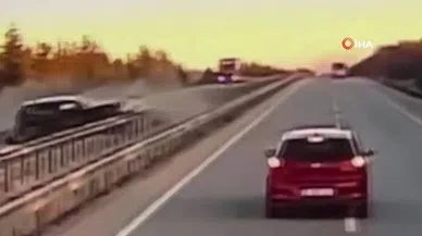 Ters yönde giden otomobil, karşıdan gelen araçla çarpıştı: 1 ölü, 3 yaralı
