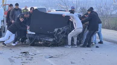 Kamyon ile otomobil kafa kafaya çarpıştı