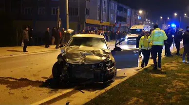Kavşakta 2 otomobil çarpıştı: 2’si ağır 4 yaralı