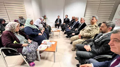 Vali Ünlüer'den, Yılbaşı Gecesi Huzurevindeki Yaşlılara Ziyaret