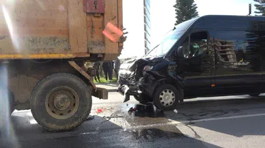 Minibüs, Hafriyat Aracına Arkadan Çarptı: 2 Yaralı