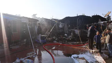 Depremzedelerin Kaldığı 4 Konteyner Yandı