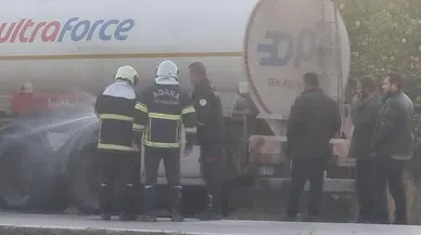 Yakıt tankerinin patlayan lastiği alev aldı