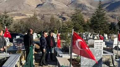 Ekinözü'nde deprem mezarlığı bayraklarla donatıldı
