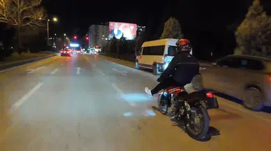 Polisin trafiği tehlikeye atan motosikletlileri ilginç yakalama yöntemi