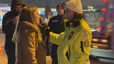 Polisi Görünce Park Ettiği Aracı ve İçindeki Kadını Terk Edip Kaçtı