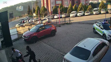 Trafikten Men Olan Motosikletini "İlaç Getiriyorum" Diyerek Kaçırmaya Çalışan Sürücü Polisi Darp Etti