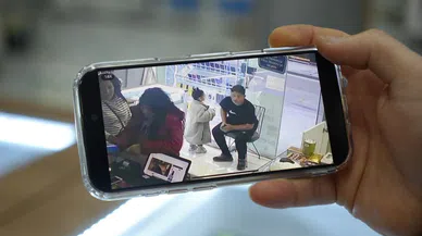 Anne ve kızı satıcıyı oyaladı, oğlu ve küçük kızı ise telefonları çaldı