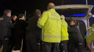 Alkollü sürücü polise yakalandı, aracının ön camını yumrukla parçaladı