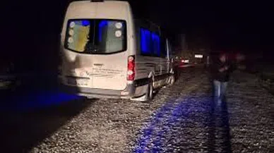 Marmaris’te toprak kayması nedeniyle araçlar yolda mahsur kaldı
