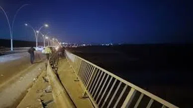 20 tonluk tır köprüden düştü: 2 yaralı