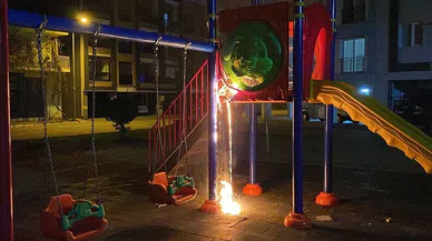 Çocuk oyun parkını ateşe verip kaçtılar