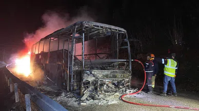 Seyir halindeki yolcu otobüsü alev alev yandı