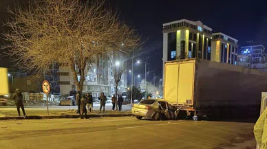 Otomobil tıra ok gibi saplandı: 3 yaralı