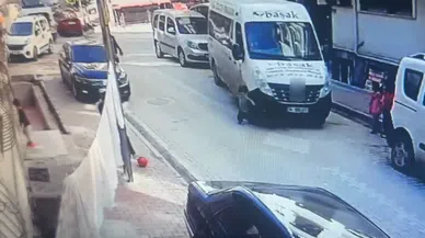 Servis minibüsü 5 yaşındaki çocuğun üzerinden geçti