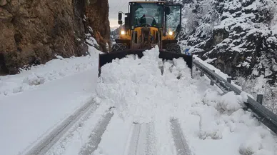 Onikişubat'ta Kar Yağışı Nedeniyle Yol Açma ve Tuzlama Çalışmaları Sürüyor