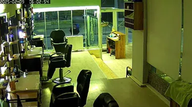 Kuaför salonuna tekme ve taşlı saldırı