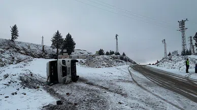 Okul servisi karlı yolda devrildi
