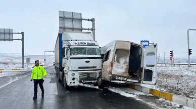 Çekici ile minibüs çarpıştı; 2’si ağır 8 yaralı