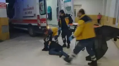 Sağlık ekipleri yaralıyı sedyeden düşürdü