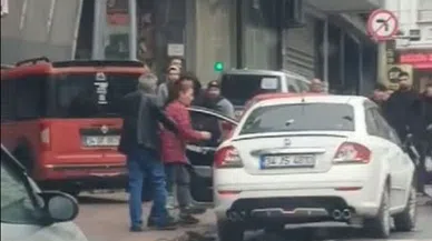 Kocasına sinirlenen kadın, arabayı çekiçle pert etti
