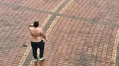 Elinde kesici aletle yarı çıplak halde belediyenin kapısına dayandı