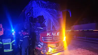 Otoyolda yolcu otobüsü tıra çarptı: 6 yaralı