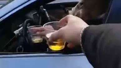 Seyir halinde alkol alıp kadeh tokuşturdu