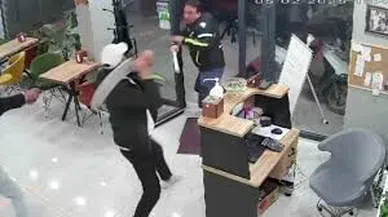 Lokantada palalı, silahlı kavga kamerada: 2 yaralı