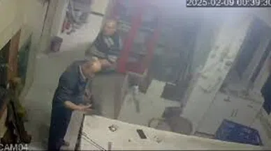 Şarja takılı olan cep telefonu alev aldı