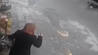 Kargo aracının çarptığı adam metrelerce sürüklendi