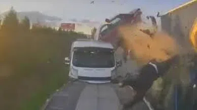 Korkunç kaza kamerada: 1 ölü, 1 ağır yaralı