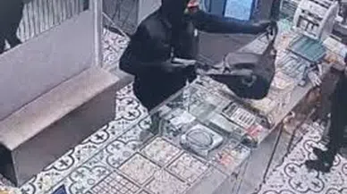 Altın dolu çanta son anda dolaba takıldı, soyguncu kısa sürede yakalandı